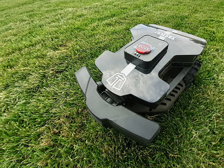 robot koszący trawnik